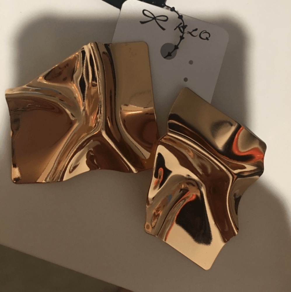 Gold tone earrings $20 🎉